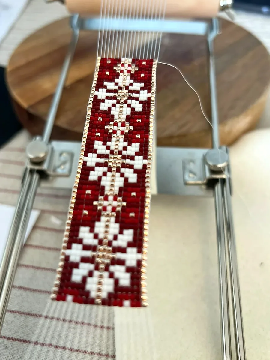 Pulsera Carmesí más avanzada en el telar