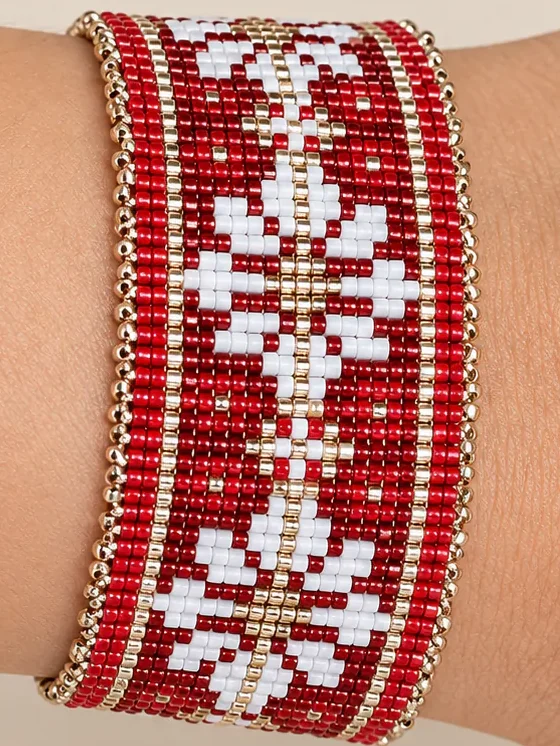 Pulsera Carmesí de mostacillas Miyuki tejida en telar, puesta en la muñeca