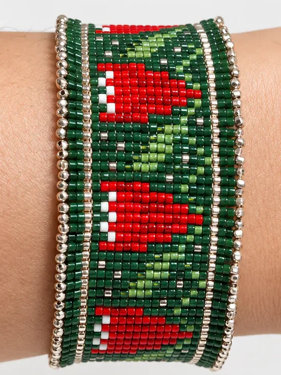 Pulsera Copihue de mostacillas Miyuki tejida en telar, puesta en la muñeca