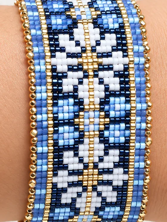 Pulsera Índigo de mostacillas Miyuki tejida en telar, puesta en la muñeca