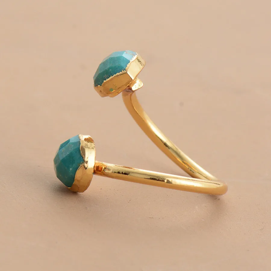 Anillo Dorado con Doble Turquesa