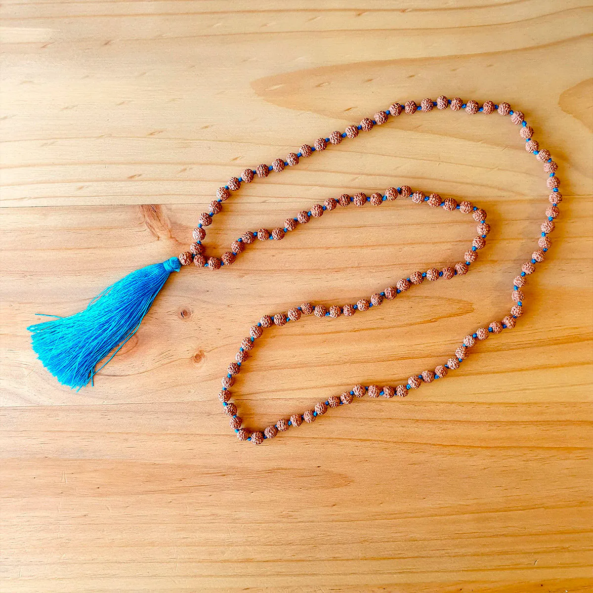 Collar de Intención Rudraksha y Pómulo Celeste