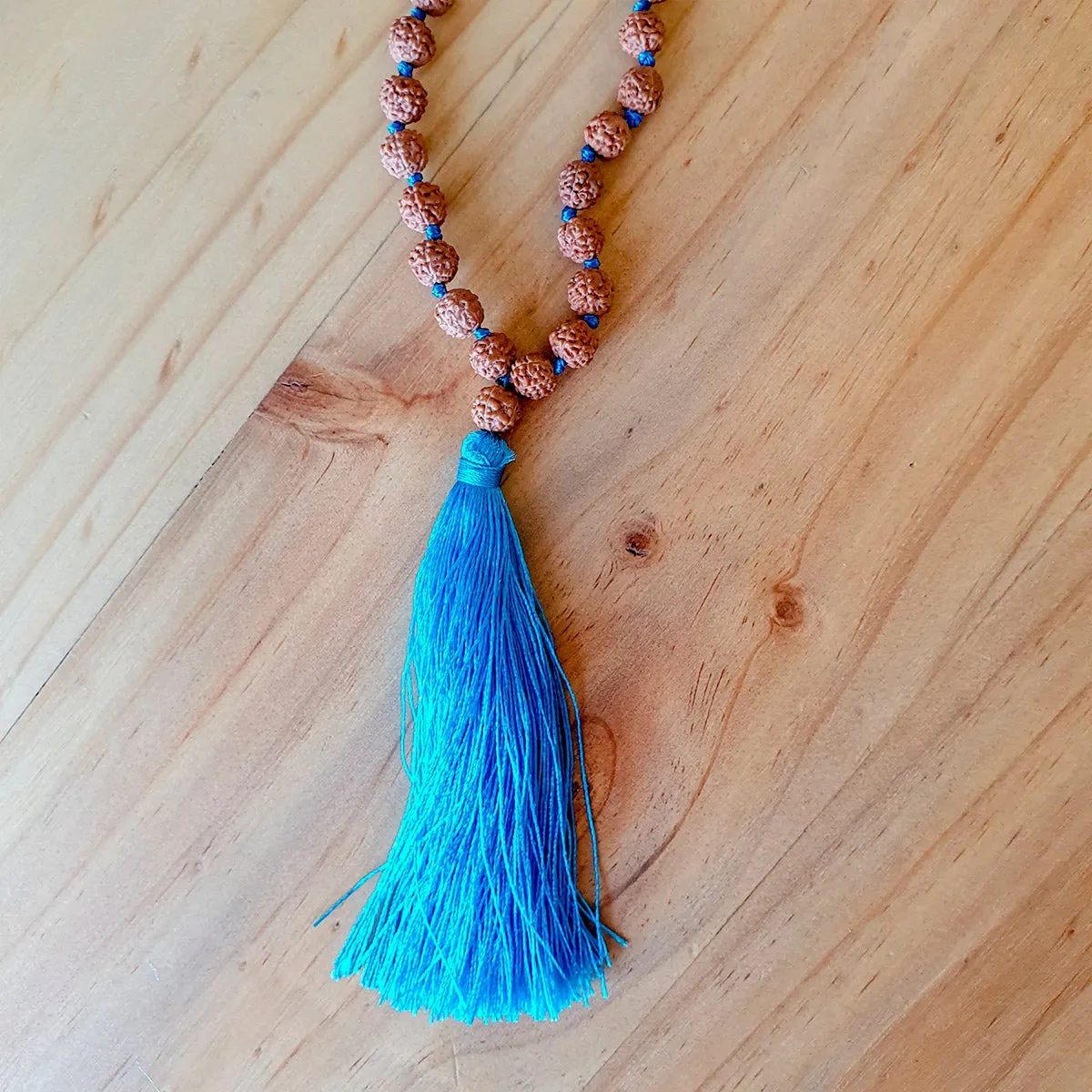 Collar de Intención Rudraksha y Pómulo Celeste