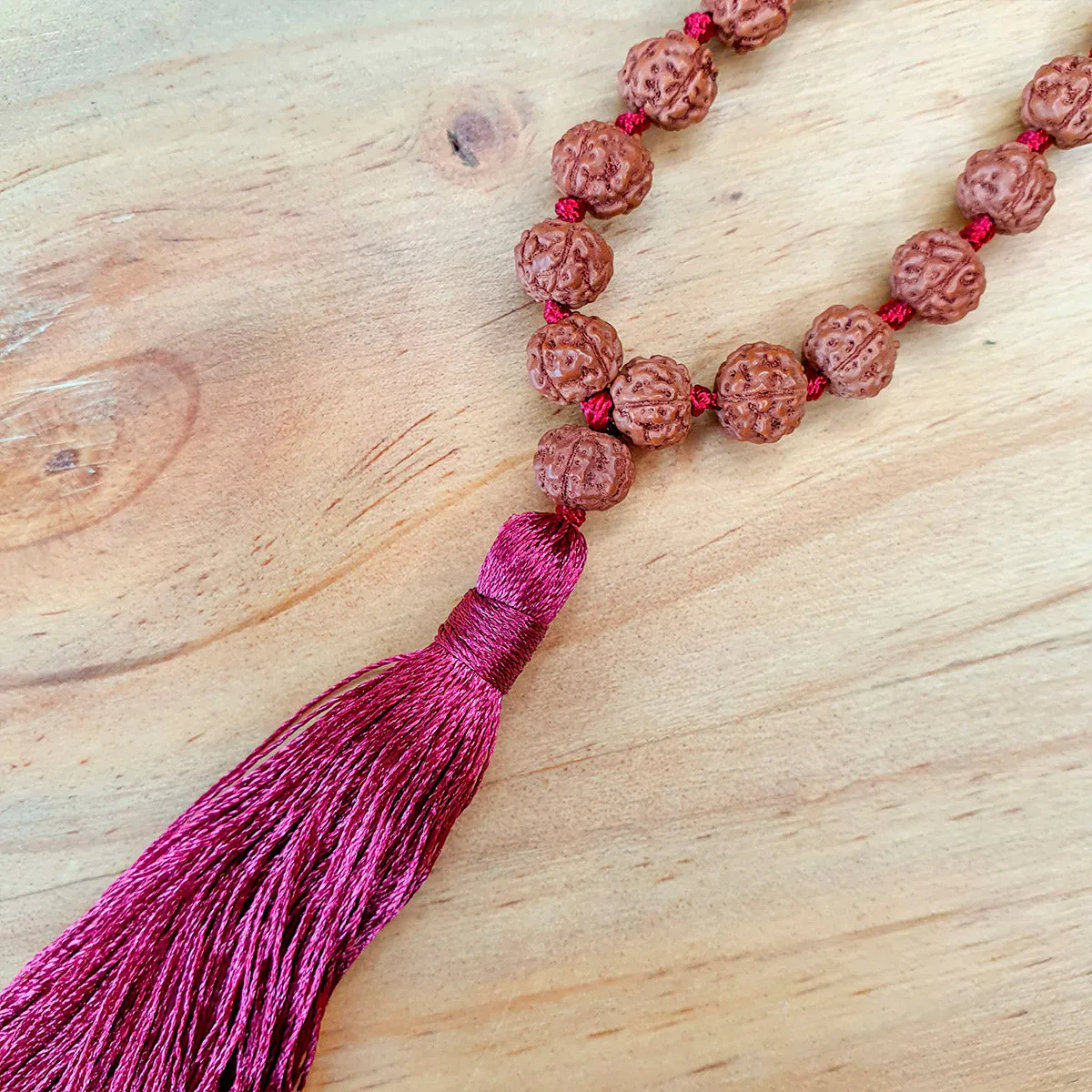 Collar de Intención Rudraksha y Pómulo Rojo