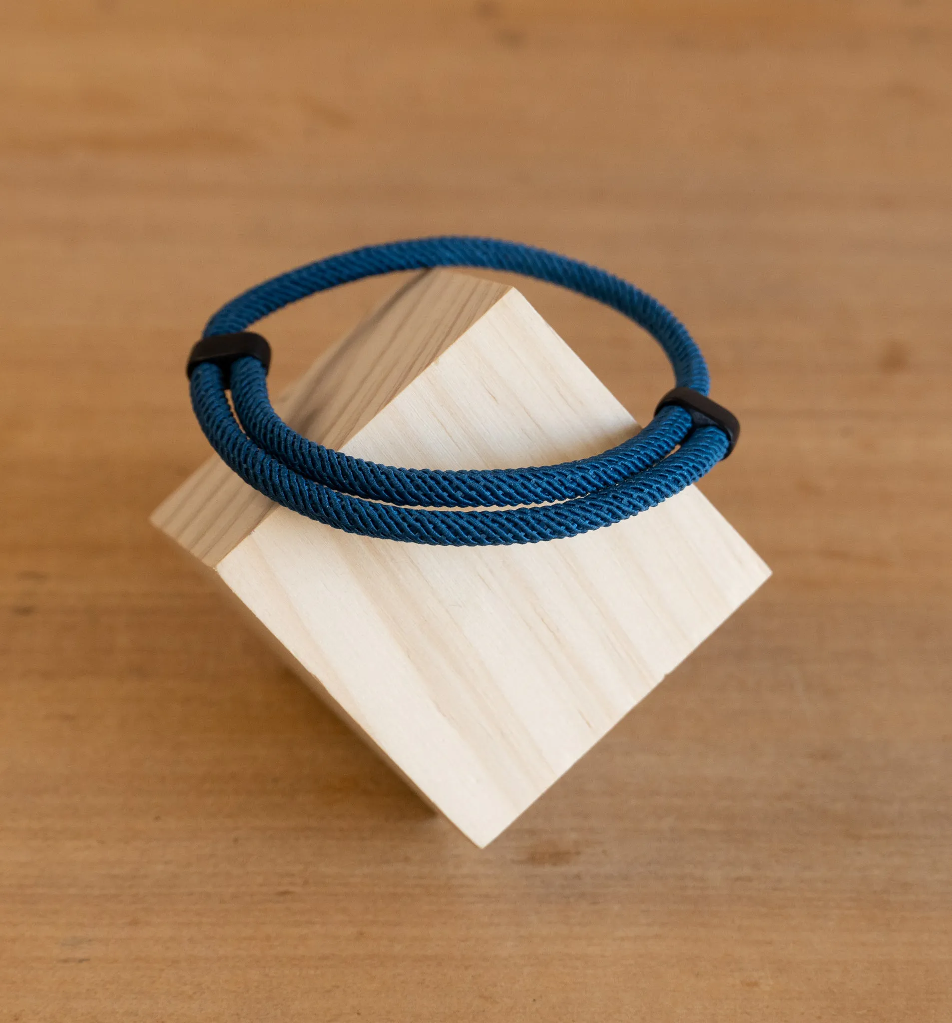 Pulsera Minimalista en Cuerda Azul