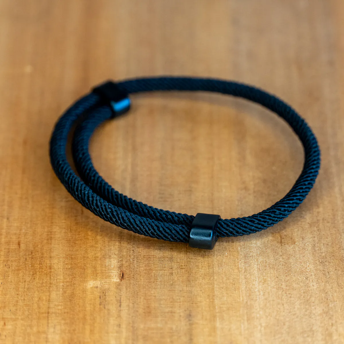 Pulsera Minimalista en Cuerda Negra