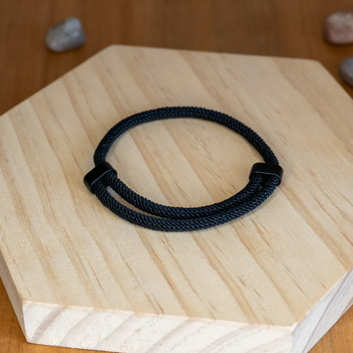 Pulsera Minimalista en Cuerda Negra